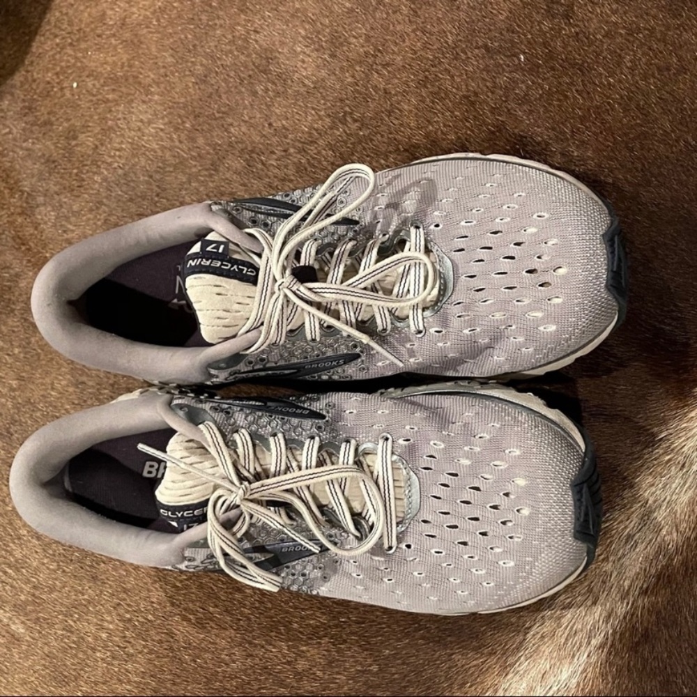 Brookes glycerin 17 running shoes